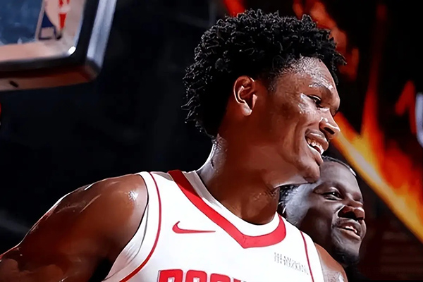 火箭大胜绿军迎四喜:阿门蜕变杜兰特稳定