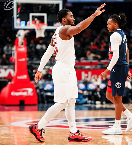 末节狂轰45分逆转!米切尔48分封神 骑士13连胜<a href=/lanqiupindao/wizards/ target=_blank class=infotextkey>奇才</a>