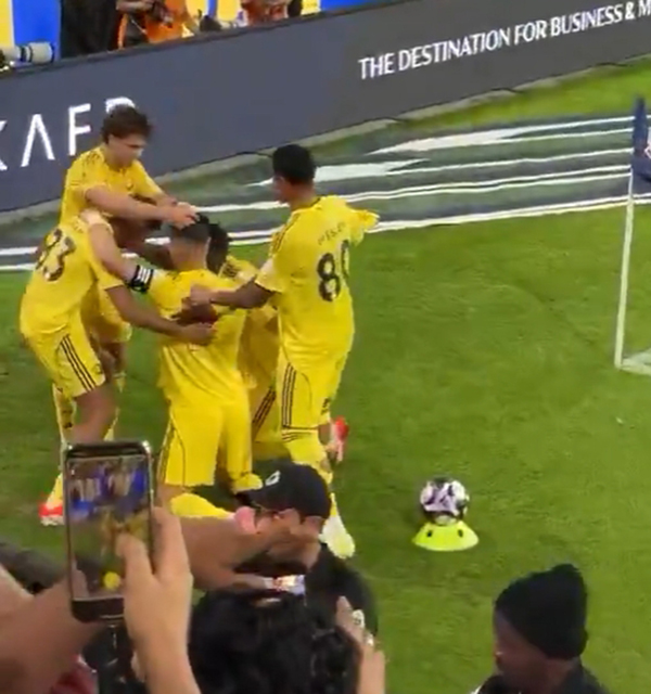 绝杀瞬间！<a href=/qiuxingpindao/zuqiupindao/122.html target=_blank class=infotextkey>菲利克斯</a>给C罗戴上“胜利信物”，C罗跳舞回应嗨爆！