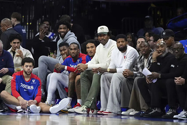 NBA休赛期动态:湖人提前续约雷迪克,76人迎恩比德复出利好